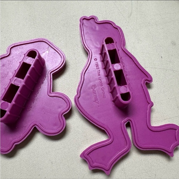 Vintage 1993 Barney the Dinosaur & Crab Purple Plastic Cookie Cutter Set - Picture 5 of 8